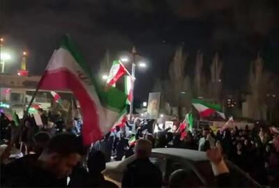  تجمع و راهپیمایی شبانه مردم در میدان انقلاب