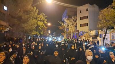  راهپیمایی شبانه مردم در خیابان‌های شهر‌های مختلف ایران