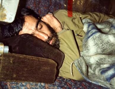  تصویری قدیمی از رهبر شهید انقلاب هنگام استراحت