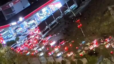  صف‌های طولانی در پمپ‌بنزین‌های چین، از ترس افزایش قیمت بنزین + فیلم