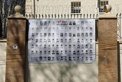  دیوار سفارت ایران در اسپانیا به تصویر شهدای میناب مزین شد + عکس