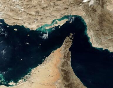  دریادار  فتاحی: نیروی دریایی آمریکا اگر جرئت دارد به جاسک و تنگه هرمز نزدیک شود