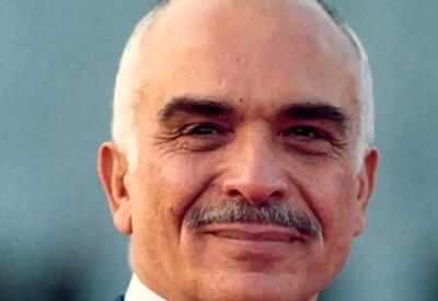  «ملک حسین، پادشاه اردن» به همراه دخترانش در محوطه کاخ اش؛ سال 1351