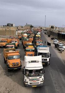  رژه کامیون‌داران گناباد در بیعت با رهبری / لبیک جهت کمک‌رسانی به بنادر