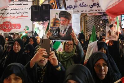  بیعت مردم مشهد با رهبر معظم انقلاب در سیزدهمین شب از خروش خودجوش + فیلم