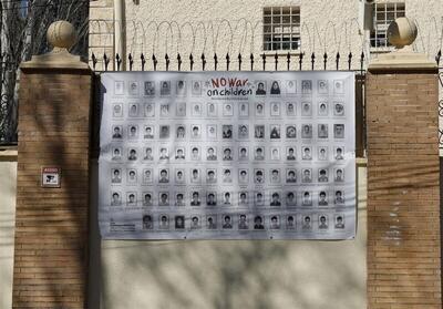  نصب تصاویر شهدای دانش‌آموز میناب بر دیوار سفارت ایران در اسپانیا