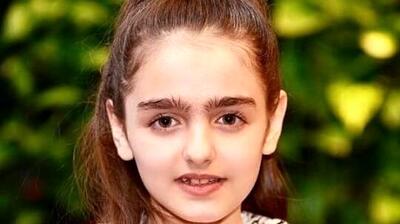  نگاهی به استایل عروسکی و شیک نیوشا علیپور، موموی سریال «بچه مهندس» در آغوش مریلا زارعی/ پرنسس دیزنی لند برازندشه