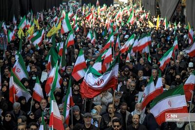  فلکه دوم صادقیه تهران مملو از حضور مردمی است که برای دفاع از کشور خود زیر بارش باران باشکوه به میدان آمدند+فیلم