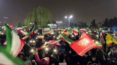  تجمع مردم در حمایت از ایران زیر بارش باران