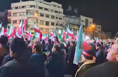  همخوانی مردم با سرود ملی ایران در میدان انقلاب با صدای پدافند