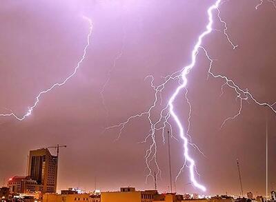  تصویری از رعدو‌برق سنگین در آسمان تهران