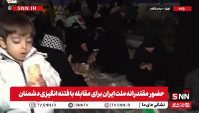  تهرانی‌ها امشب در خیابان افطار کردند/ حضور پرشور مردم برای وداع با قهرمانان ناوگروه دنا + فیلم