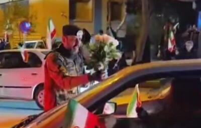  لحظه اهدا گل یک افسر ارتش به مردم در میدان بزرگمهر اصفهان