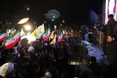  شهروند تهرانی: مترسک ترامپ قمارباز و نتانیاهو کودک کش را آوردیم تا آن‌ها آتش بکشیم؛ این که دیگر هوش مصنوعی نیست! + فیلم