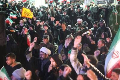  گزارش خبرنگار SNNTV از فلکه دوم تهرانپارس تهران/پیکر مطهر شهید ناوگروه دنا به میان جمعیت مردم رسید + فیلم