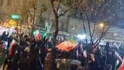  تهرانی‌ها امشب در محل حملهٔ عصر امروزِ اسرائیل در میدان شهدا تجمع کردند