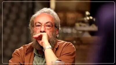  مسعود فراستی با تیپی جالب در اجتماع شبانه مردم تهران/ عکس