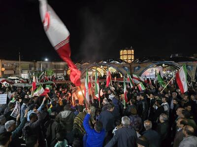  حماسه‌ای دیگر در شیراز / تجمع مردم در چهارشنبه آخر سال مقابل حرم مطهر حضرت علی‌بن‌حمزه (ع) و آتش زدن بت بَعل+فیلم