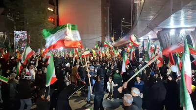  رقص پرچمی چنین میانه میدانم آرزوست/همخوانی مردم قم با سرود«بزن که خوب میزنی»+فیلم