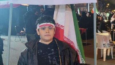  دست‌نوشته پسر نوجوان در میدان فردوسی تهران برای جشن چهارشنبه سوری