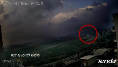  فیلم/ لحظه اصابت موشک به پالایشگاه حیفا