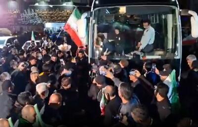  استقبال مردم از فوتبالیست‌های بانوی ایران در میدان ولیعصر
