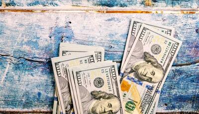  حواله دلار با نرخ ۱۳۷ هزار تومانی ۱۴۰۴ را به پایان رساند