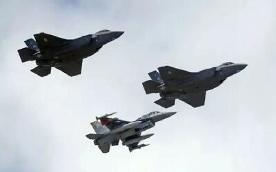  جنگنده راهبردی F۳۵ ارتش متخاصم آمریکا در آسمان مرکزی ایران مورد اصابت و آسیب جدی قرار گرفت + فیلم