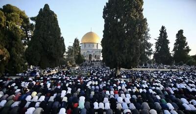  اقامه نماز عید در خیابان‌های قدس پس از سرکوب و بستن مسجدالاقصی