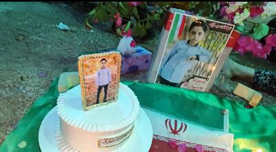  برگزاری جشن تولد محمدصدرا زارعی‌پور شهید دانش‌آموز ۹ساله مینابی بر سر مزارش + عکس