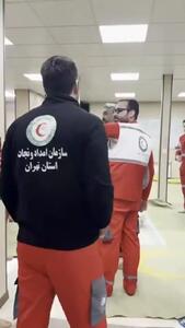  ویدیو؛ پژمان جمشیدی در میان بچه های هلال احمر