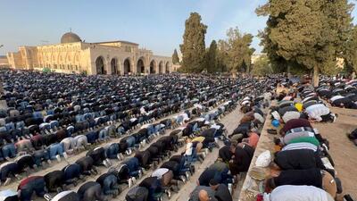  اقامه نماز عید فطر در خیابان‌های قدس در پی تعطیلی مسجدالاقصی توسط اشغالگران