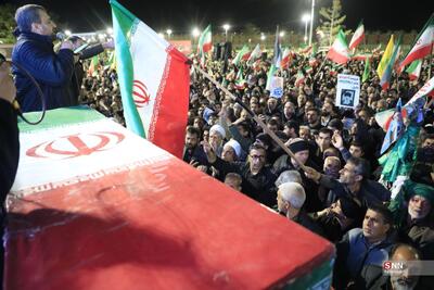  فریاد بیعت با رهبر معظم انقلاب از دل کویر ایران/ بیرجند یکصدا «لبیک یا خامنه ای» شد+ فیلم