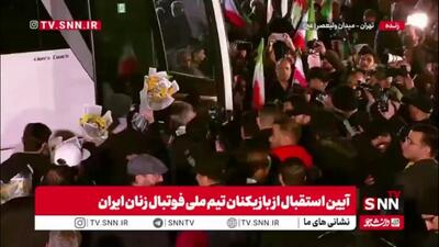  بازیکنان تیم ملی فوتبال زنان ایران در آغوش ملت/ دختران فوتبالیست ایرانی در بین جمعیت انبوه مردم وارد مراسم استقبال در میدان ولیعصر(عج) شدند