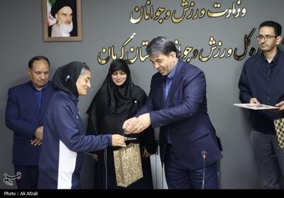  سرمربی تیم ملی فوتبال بانوان ایران با استقبال استاندار وارد کرمان شد - تسنیم