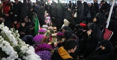  لحظات تحویل سال در گلزار شهدای تهران/گزارش تصویری