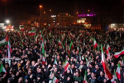  تجمع شبانه مردم در میدان انقلاب تهران