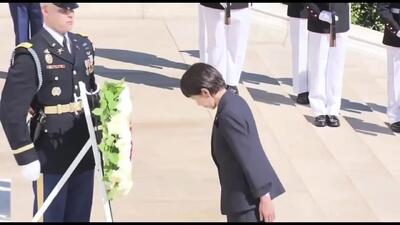  نخست وزیر ژاپن در حال ادای احترام به خلبان پرتاب‌کننده بمب اتم در هیروشیما + فیلم