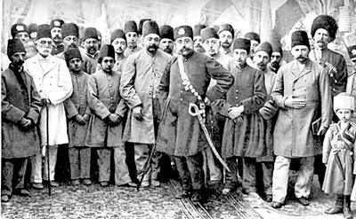  سفر در زمان؛ یک مرد و دو کودک در حال نخ ریسی در دوره قاجار