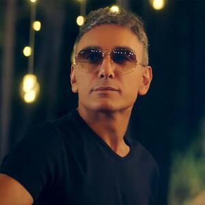  کار قشنگ شادمهر عقیلی برای دانش‌آموزان شهید میناب/ عکس