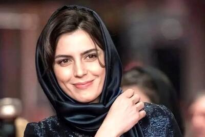  «لیلا حاتمی» در حال گرفتن جایزه از «فریماه فرجامی»؛ 28 سال قبل