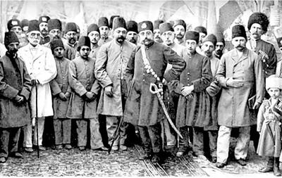  یک مرد و دو کودک در حال نخ ریسی در دوره قاجار