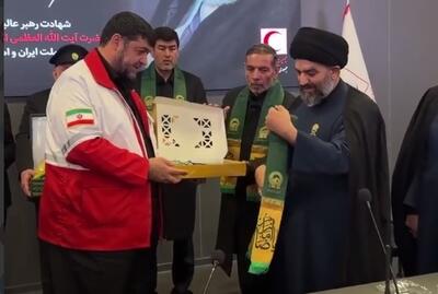  ویدئو | حضور سرزده خادمان رضوی با پرچم متبرک حرم امام رضا(ع) در پایگاه هلال‌احمر تهران