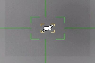  سومین جنگنده دشمن متخاصم در آسمان مرکزی ایران مورد اصابت قرار گرفت