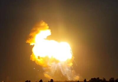  لحظه اصابت مستقیم موشک به شهر اشغالی عراد در جنوب اسرائیل