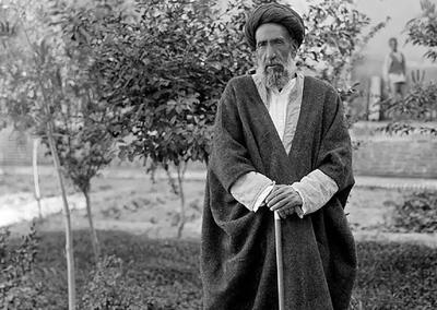  سیدحسن مدرس در حال خواندن عریضه‌های مردم در منزل شخصی‌اش