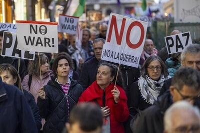  هزاران نفر در پایتخت اسپانیا شعار «نه به جنگ» در ایران سر دادند