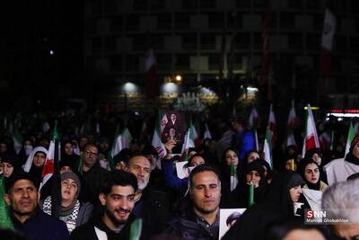  ساعت حوالی ۱:۳۰ نیمه شب؛ ملت خستگی ناپذیر همچنان در میدان انقلاب تهران + فیلم