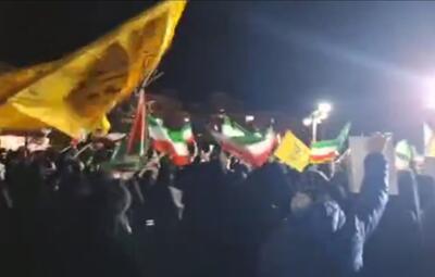  مردم خیابان‌ها را رها نمی‌کنند/ اجتماع پرشور و شبانه مردم آبسرد با پرچم‌های برافراشته ایران