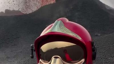  فیلم‌برداری بسیار نزدیک در کنار فوارهٔ گدازه‌های آتشفشان پیتون-دو-لا-فورنه، جزیره رئونیون